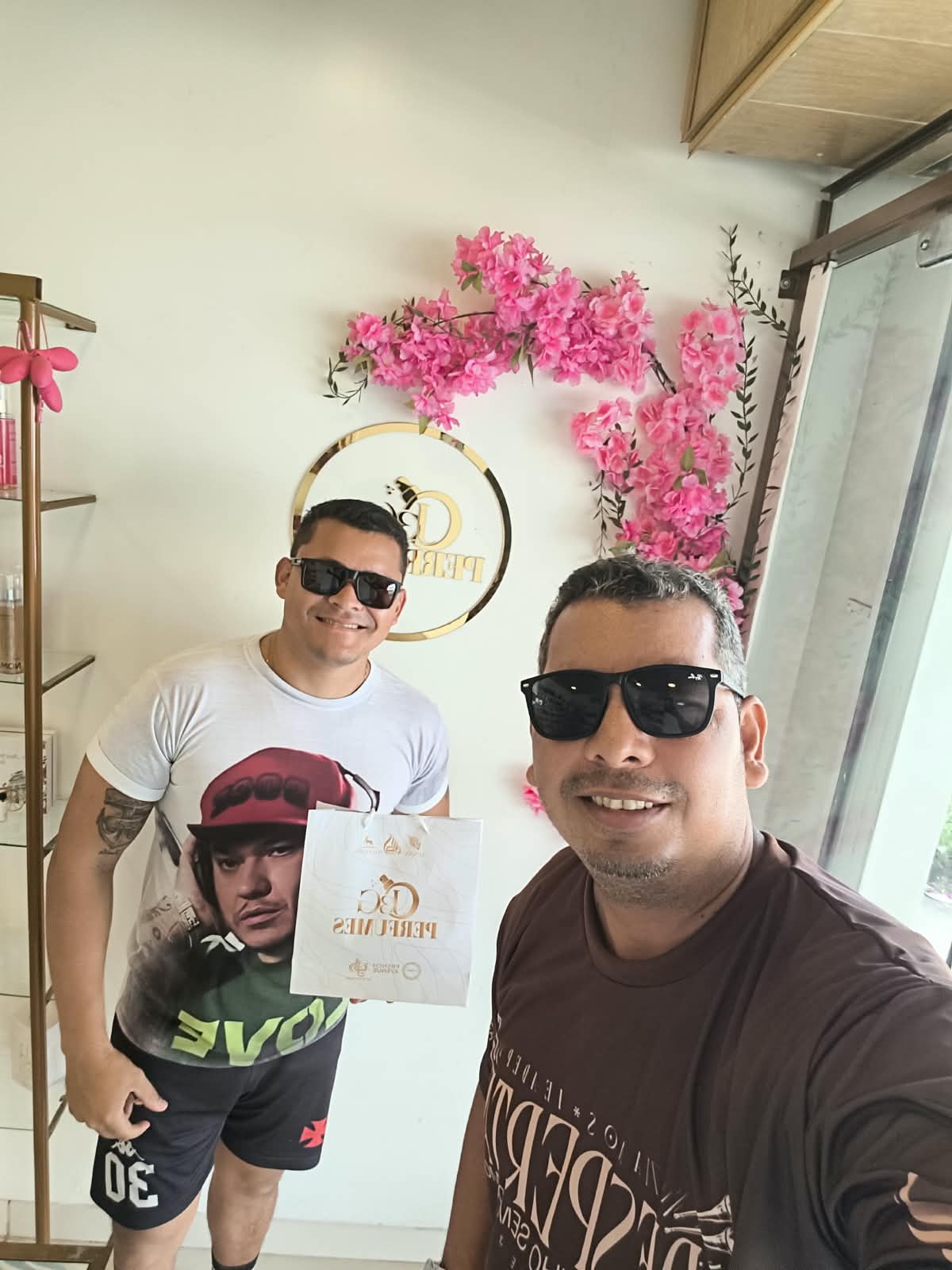 Cliente visitando a J3G Perfumes