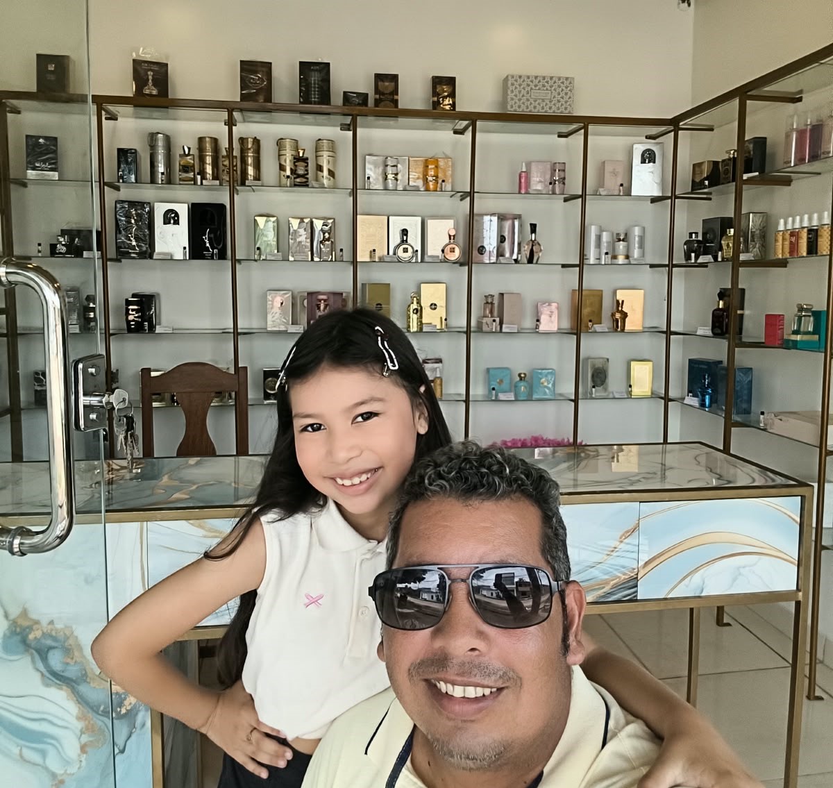 Gerson e sua filha na loja física J3G Perfumes
