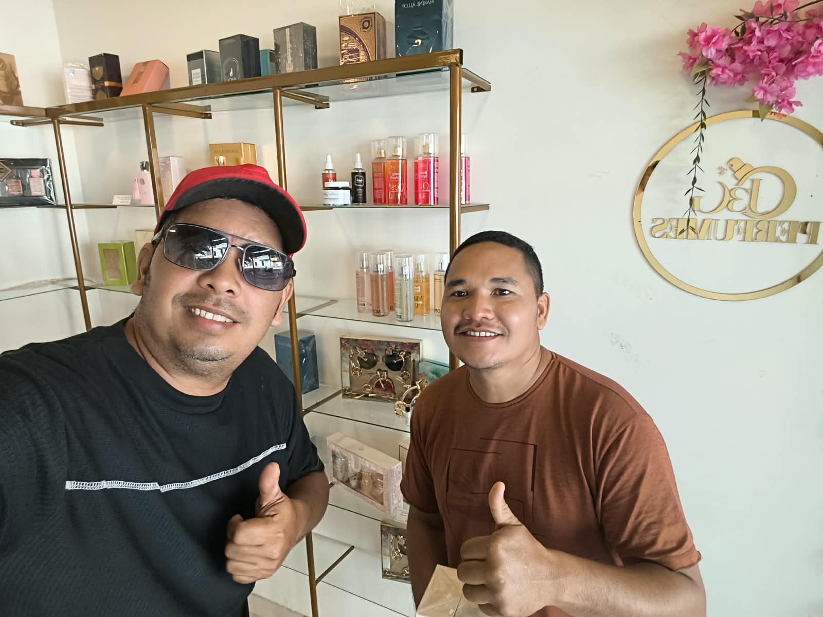 Cliente ao lado de Gerson na loja J3G